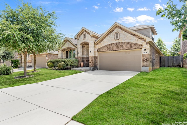 view of front of property featuring a front yard