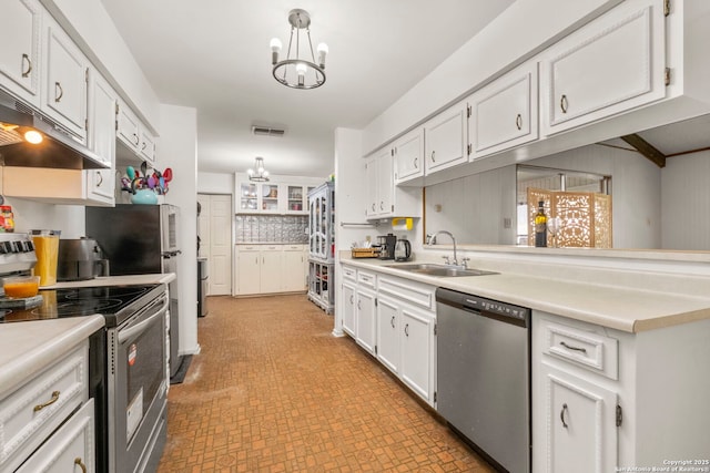 111 Austin Dr S, Boerne, TX 78006 - kitchen with visible vents, under cabinet range hood, a sink, stainless steel appliances, and a notable chandelier