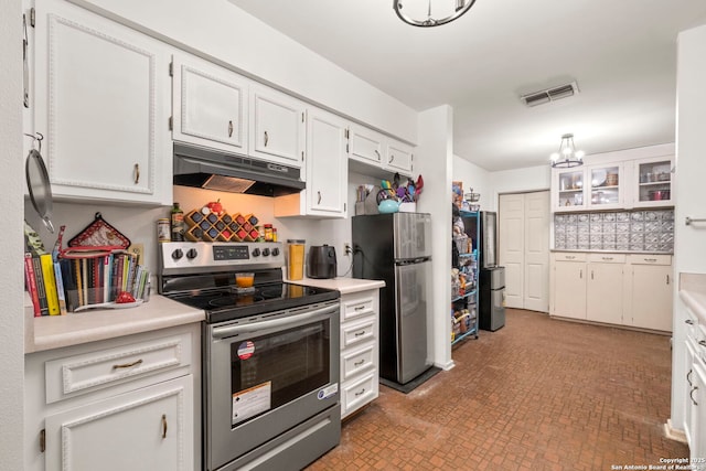 111 Austin Dr S, Boerne, TX 78006 - kitchen featuring visible vents, white cabinets, light countertops, appliances with stainless steel finishes, and under cabinet range hood