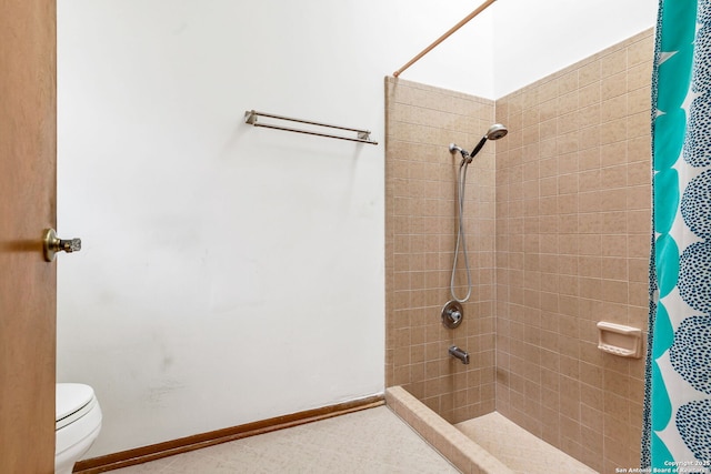 bathroom featuring a shower with curtain and toilet