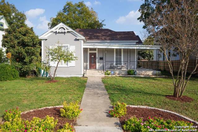 view of front facade featuring covered porch and a front lawn