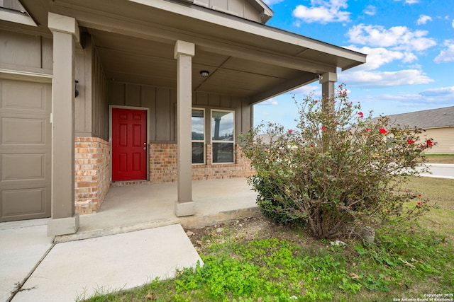 entrance to property featuring a porch