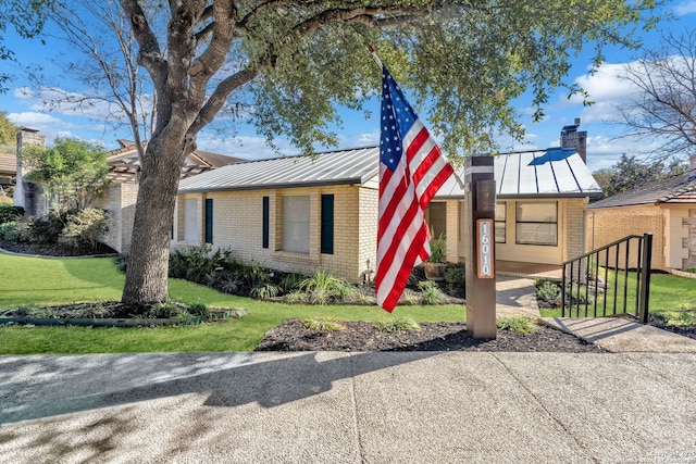 view of front of house with a front yard