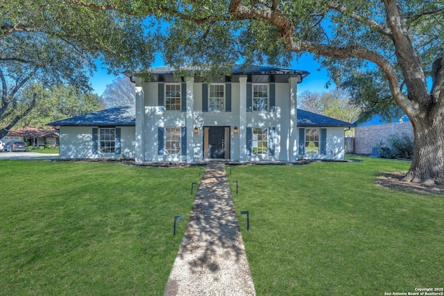 view of front of property featuring a front lawn