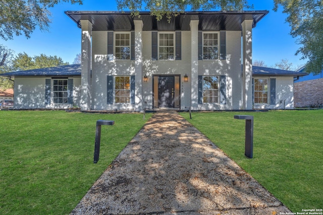 view of front of house featuring a front lawn