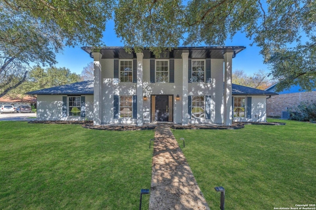 view of front of home featuring a front lawn