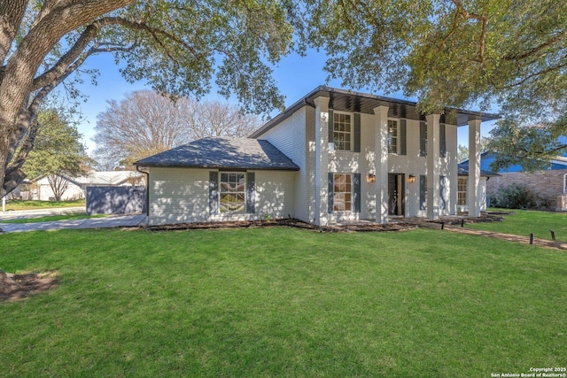 view of front facade with a front yard