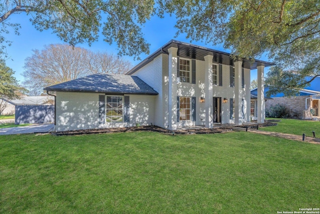 view of front of home with a front lawn