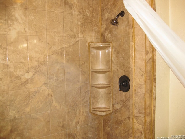 room details featuring a tile shower