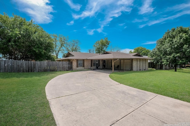 ranch-style house featuring a front yard