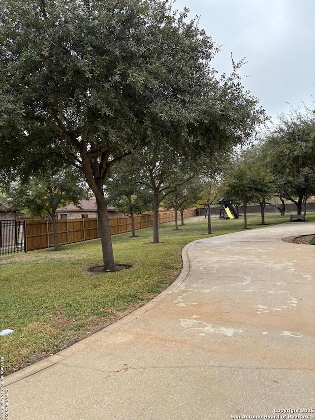 view of property's community featuring a lawn