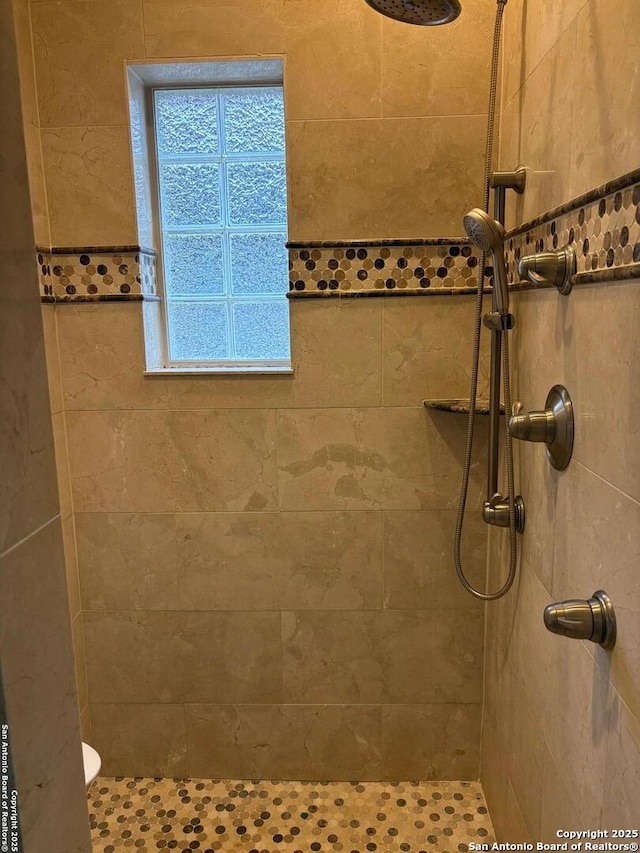 bathroom featuring tiled shower