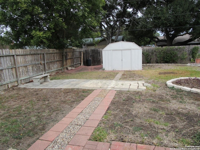 view of yard featuring a shed