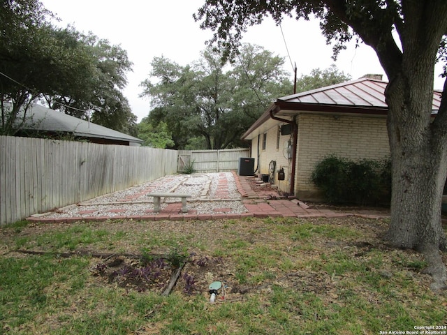 view of yard with a patio