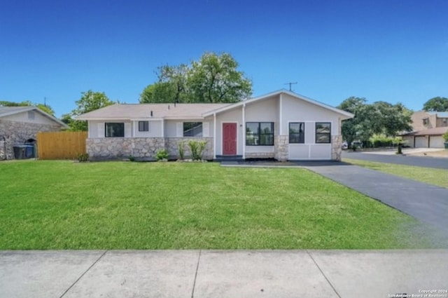 ranch-style house featuring a front yard