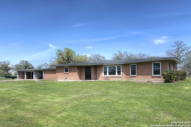 single story home with a front lawn