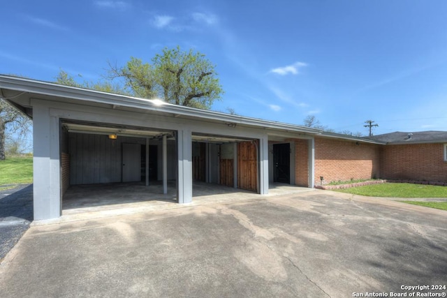 view of front of property featuring a garage