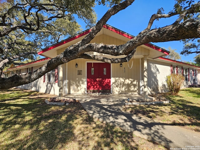 view of front facade with a front lawn