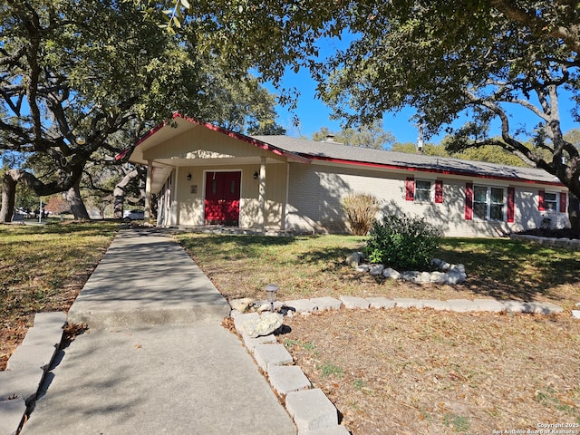 single story home with a front lawn