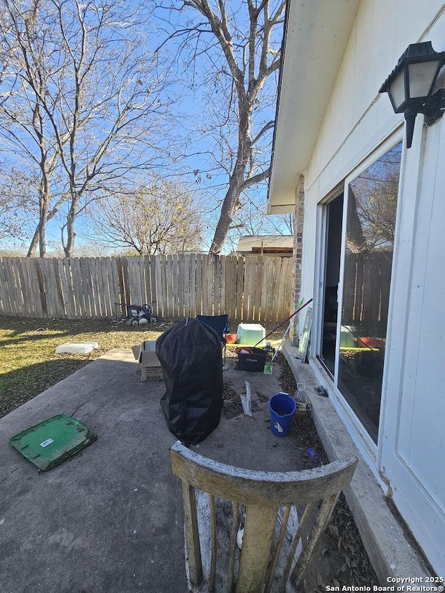 view of yard featuring a patio area