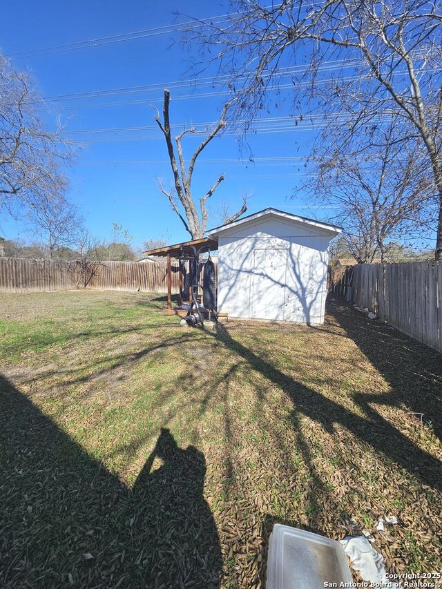 view of yard featuring a storage shed