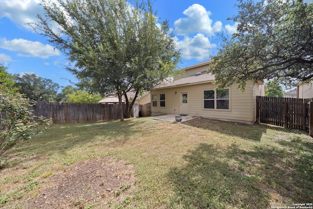 view of yard featuring a patio