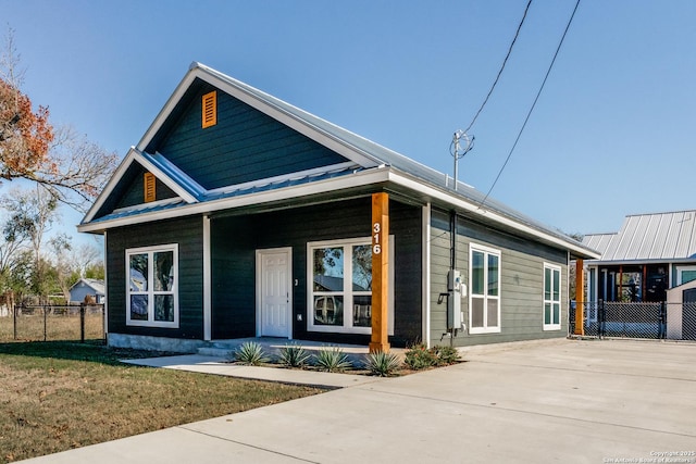 view of front of home featuring a front lawn and covered porch