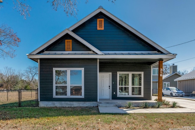 view of front of property featuring a front yard and covered porch