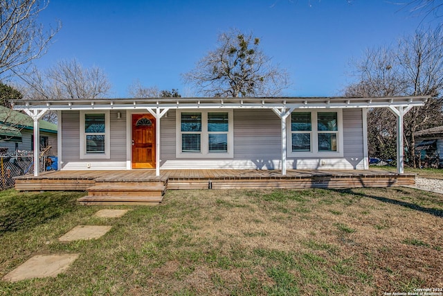 view of front of property featuring a front lawn and covered porch