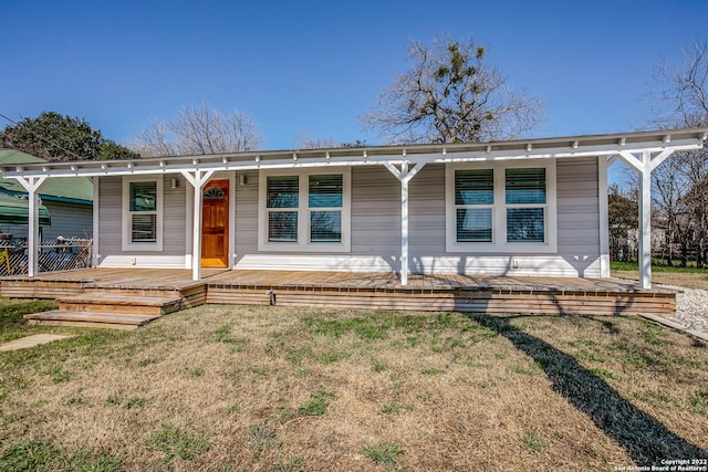 view of front of home featuring a front lawn and covered porch