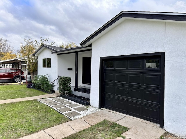 view of front facade featuring a front lawn and a garage