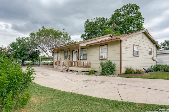 view of front of home featuring a front lawn and a porch