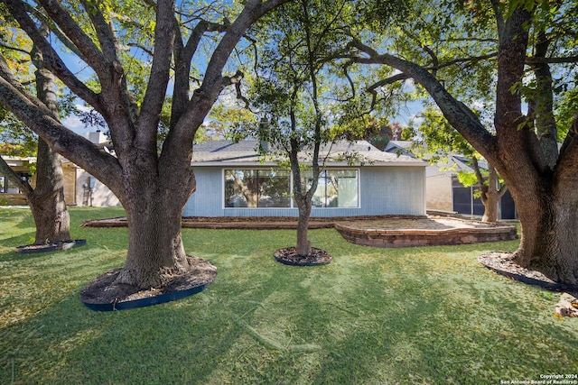 exterior space featuring a front yard