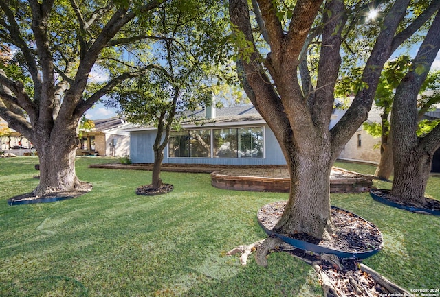 view of front facade with a front yard