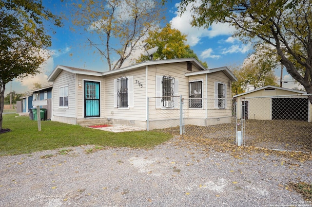 view of front of property featuring a front yard