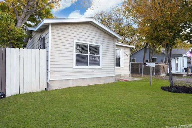 view of front of property with a front lawn