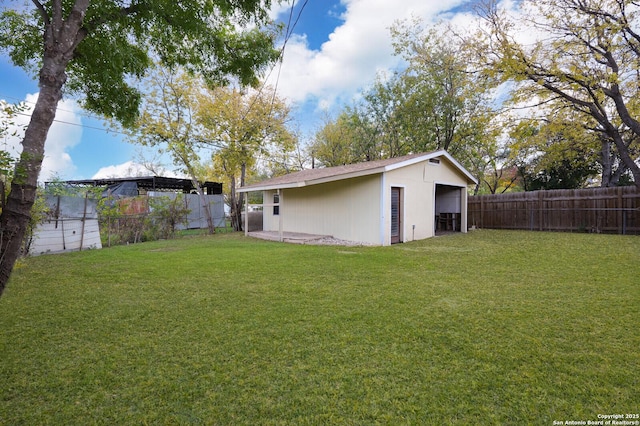 view of yard with an outbuilding