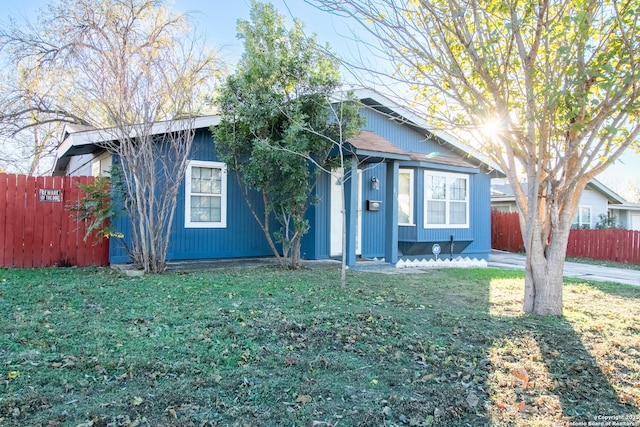 view of front facade with a front yard