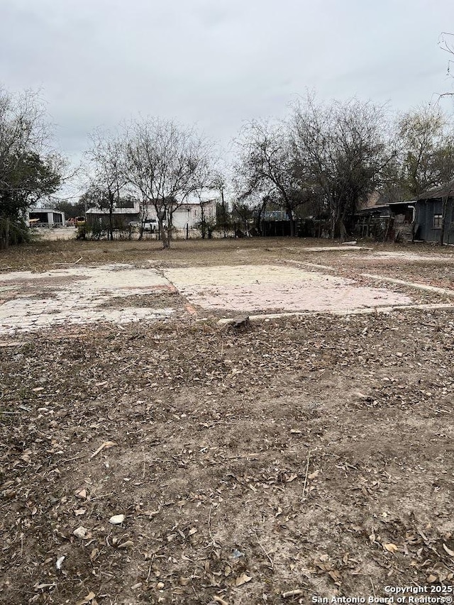 Listing photo 3 for 549 S Camp St, Uvalde TX 78801