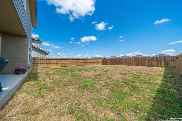 view of yard with a mountain view