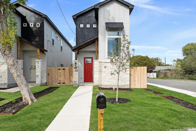 view of front facade featuring a front lawn