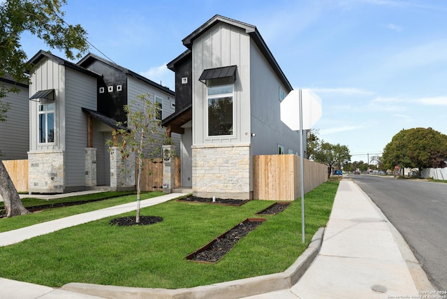 view of front facade with a front lawn