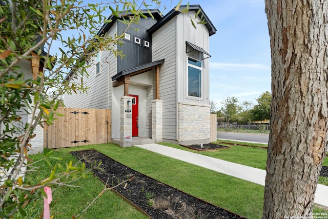 view of front of home with a front lawn