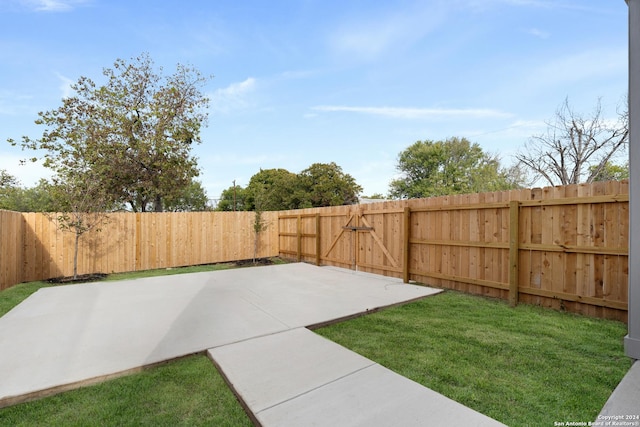 view of yard featuring a patio