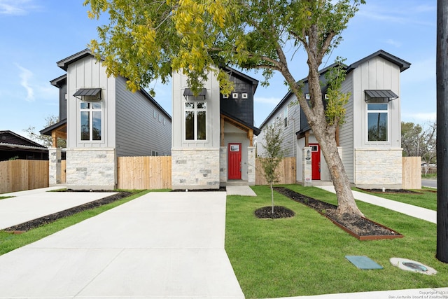 view of front of home featuring a front lawn