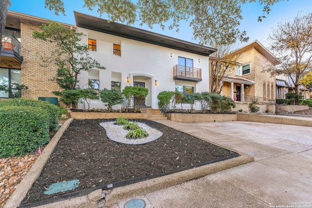 view of front of house with a balcony