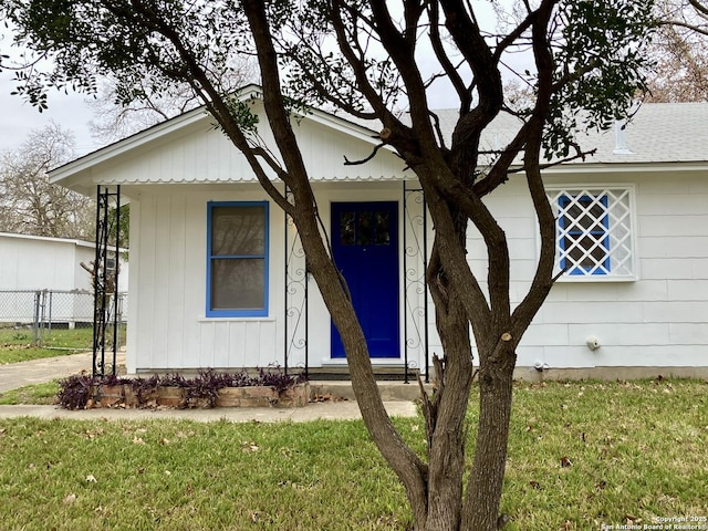 view of front of home with a front lawn