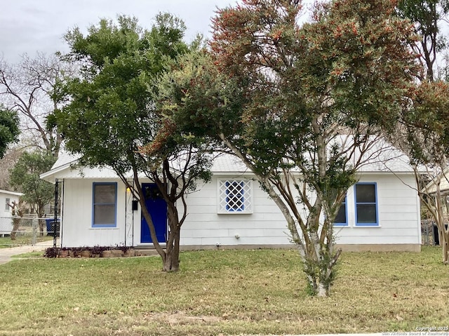 view of front of property with a front lawn