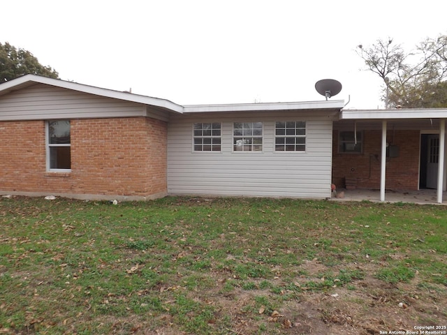 back of house featuring a yard