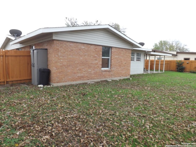 view of side of property featuring a lawn